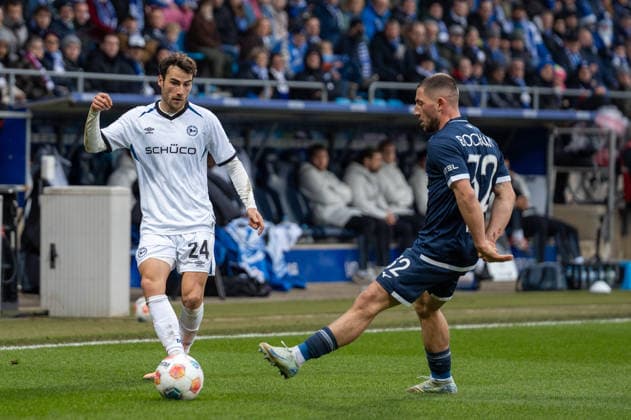 Deutschland, Fussball, 2. Bundesliga, 15.Spieltag 2025 2026: VfL Bochum - Arminia Bielefeld am 06.12. in Bochum (Vonovia-Ruhrstadion): Maximilian Wittek (VfL Bochum 32) Christopher Lannert (Arminia Bielefeld 24)
