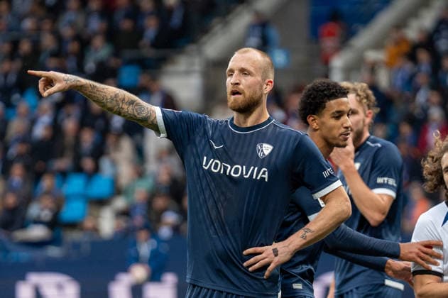 Deutschland, Fussball, 2. Bundesliga, 15.Spieltag 2025 2026: VfL Bochum - Arminia Bielefeld am 06.12. in Bochum (Vonovia-Ruhrstadion): Philipp Hofmann (VfL Bochum 33) gibt die Richtung vor