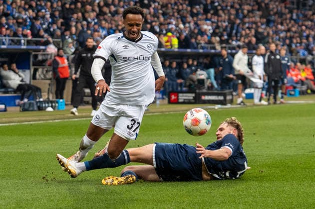 Deutschland, Fussball, 2. Bundesliga, 15.Spieltag 2025 2026: VfL Bochum - Arminia Bielefeld am 06.12. in Bochum (Vonovia-Ruhrstadion): Noah Joel Sarenren Bazee (Arminia Bielefeld 37) und Philipp Strompf (VfL Bochum 3)
