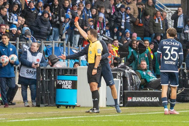 Deutschland, Fussball, 2. Bundesliga, 15.Spieltag 2025 2026: VfL Bochum - Arminia Bielefeld am 06.12. in Bochum (Vonovia-Ruhrstadion): Wolfgang Haslberger (Schiedsrichter) zeigt Simon Zoller die rote Karte