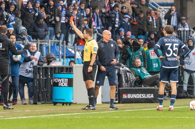 Deutschland, Fussball, 2. Bundesliga, 15.Spieltag 2025 2026: VfL Bochum - Arminia Bielefeld am 06.12. in Bochum (Vonovia-Ruhrstadion): Wolfgang Haslberger (Schiedsrichter) zeigt Simon Zoller die rote Karte