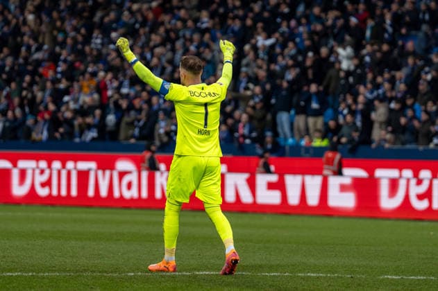 Deutschland, Fussball, 2. Bundesliga, 15.Spieltag 2025 2026: VfL Bochum - Arminia Bielefeld am 06.12. in Bochum (Vonovia-Ruhrstadion): Timo Horn (VfL Bochum 1) jubelt nach dem Schlusspfiff über den 1:0 Heimsieg