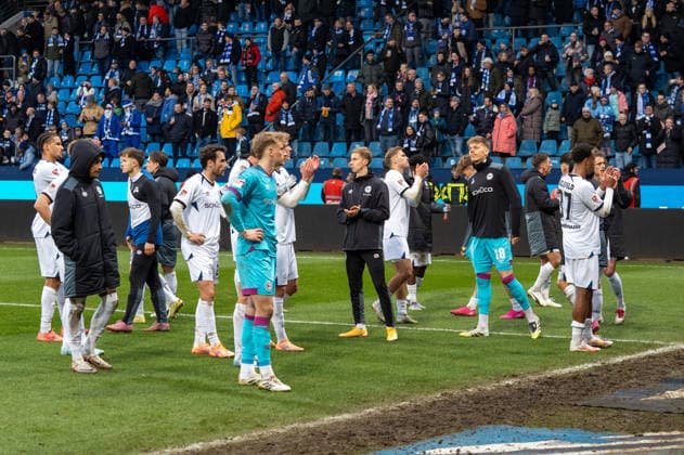 Deutschland, Fussball, 2. Bundesliga, 15.Spieltag 2025 2026: VfL Bochum - Arminia Bielefeld am 06.12. in Bochum (Vonovia-Ruhrstadion): die Mannschaft von Arminia Bielefeld nach dem Spiel bei den mitgereisten Fans.