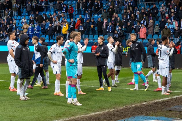 Deutschland, Fussball, 2. Bundesliga, 15.Spieltag 2025 2026: VfL Bochum - Arminia Bielefeld am 06.12. in Bochum (Vonovia-Ruhrstadion): die Mannschaft von Arminia Bielefeld nach dem Spiel bei den mitgereisten Fans.