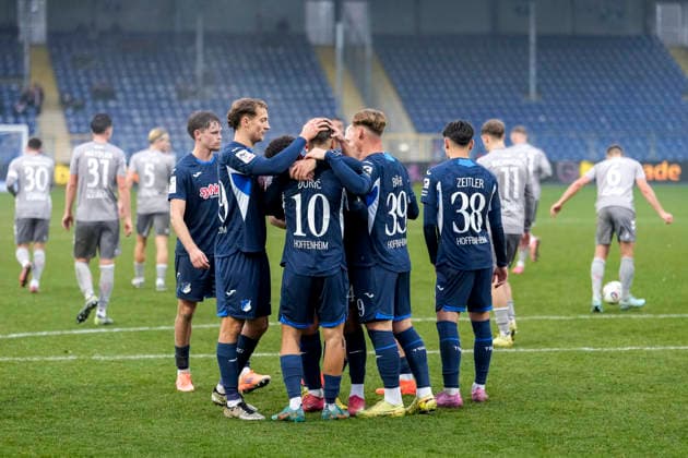 Spieler der TSG 1899 Hoffenheim II (U23) jubeln über das Tor zum 1:0, Jubel, Torjubel, Torerfolg, celebrate the goal, goal, celebration, jubelt ueber das Tor, Freuen, Freude, freut sich, optimistisch, positiv, Spielszene, Highlight, Action, Aktion, 06.12.2025, Sinsheim (Deutschland), Fussball, 3. Liga, TSG 1899 Hoffenheim II - SSV Jahn Regensburg, DFB DFL REGULATIONS PROHIBIT ANY USE OF PHOTOGRAPHS AS IMAGE SEQUENCES AND OR QUASI-VIDEO.