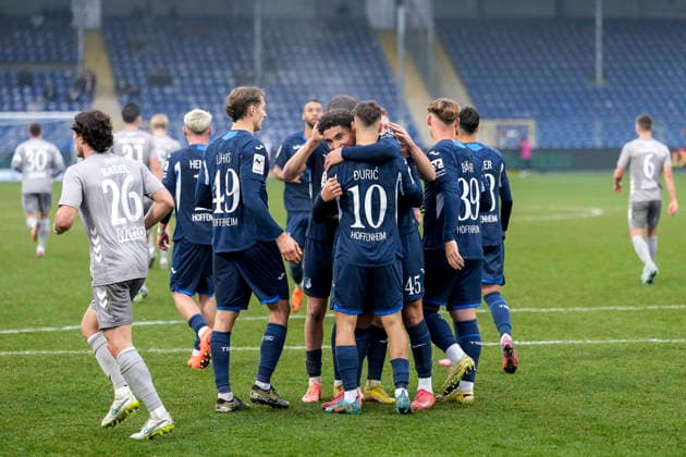 Spieler der TSG 1899 Hoffenheim II (U23) jubeln über das Tor zum 1:0, Jubel, Torjubel, Torerfolg, celebrate the goal, goal, celebration, jubelt ueber das Tor, Freuen, Freude, freut sich, optimistisch, positiv, Spielszene, Highlight, Action, Aktion, 06.12.2025, Sinsheim (Deutschland), Fussball, 3. Liga, TSG 1899 Hoffenheim II - SSV Jahn Regensburg, DFB DFL REGULATIONS PROHIBIT ANY USE OF PHOTOGRAPHS AS IMAGE SEQUENCES AND OR QUASI-VIDEO.