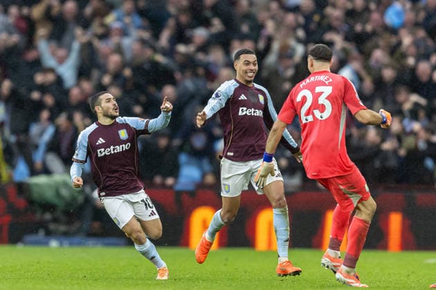 Aston Villa v Arsenal Premier League 06 12 2025. GOAL scores 2-1 Aston Villa midfielder Emi Buendia (10) scores and celebrates during the Premier League match between Aston Villa and Arsenal at Villa Park, Birmingham, England on 6 December 2025. Birmingham Villa Park West Midlands England Editorial use only DataCo restrictions apply See www.football-dataco.com , Copyright: xManjitxNarotrax PSI-23350-0046