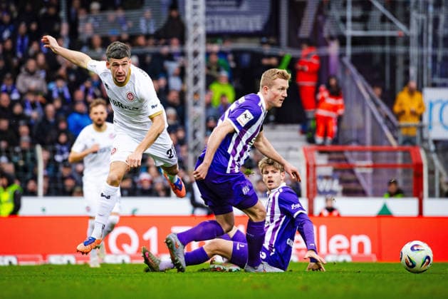 Fussball - 3. Liga - VfL Osnabrück - SV Wehen Wiesbaden - 06.12.25, Jordy Gillekens (SVWW), Niklas Wiemann (VFL), -