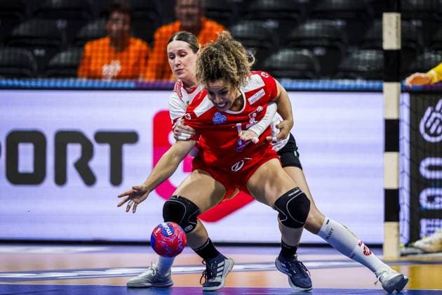 ROTTERDAM , 06-12-2025 , Rotterdam Ahoy , Womens World Championship, WM, Weltmeisterschaft Handball 2025 , match between Austria and Tunisia , picture shows Tunisia player Mouna Jlezi and Austria player Ines Ivancok-Soltic Austria - Tunisia (women)  x32373885x Copyright: