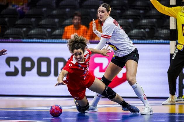 ROTTERDAM , 06-12-2025 , Rotterdam Ahoy , Womens World Championship, WM, Weltmeisterschaft Handball 2025 , match between Austria and Tunisia , picture shows Tunisia player Mouna Jlezi and Austria player Ines Ivancok-Soltic Austria - Tunisia (women)  x32373892x Copyright: