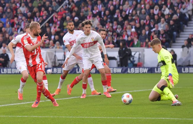 06.12.2025, xblx, Fussball 1.Bundesliga, VfB Stuttgart - Bayern München v.l. Konrad Laimer (FC Bayern Muenchen) zautz, Goal scored, Tor zum 0:1 (DFL DFB REGULATIONS PROHIBIT ANY USE OF PHOTOGRAPHS as IMAGE SEQUENCES and or QUASI-VIDEO) Stuttgart