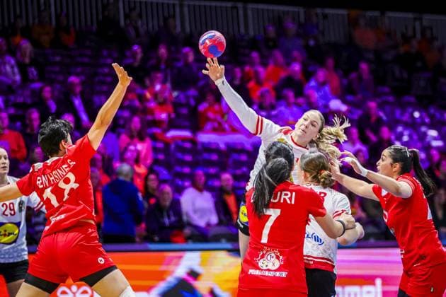 ROTTERDAM , 06-12-2025 , Rotterdam Ahoy , Womens World Championship, WM, Weltmeisterschaft Handball 2025 , match between Austria and Tunisia , picture shows Austria player Viktoria Marksteiner goes for a shot on goal Austria - Tunisia (women)  x32374042x Copyright: