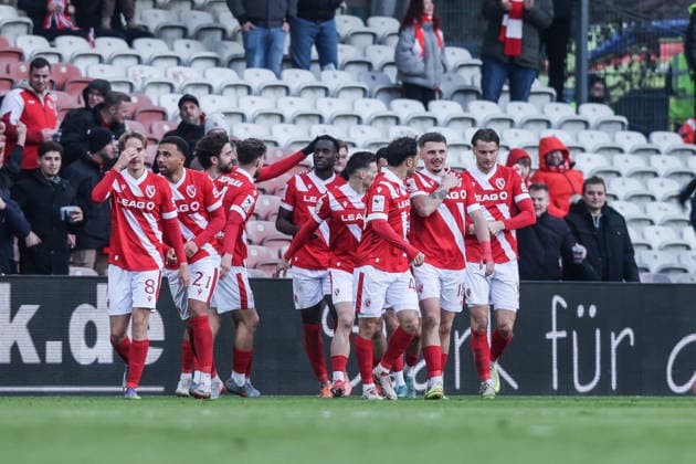 Fussball, 3.Liga Saison 2025 2026 17.Spieltag FC Energie Cottbus - MSV Duisburg 06.12.2025, LEAG Energie Stadion Torjubel FC Energie Cottbus nach dem Tor zum 2-0 die Spieler freuen sich, Torschütze Merveille Biankadi (FC Energie Cottbus, 37) Cottbus LEAG Energie Stadion Brandenburg Deutschland