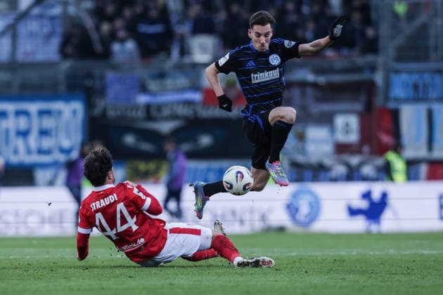 Fussball, 3.Liga Saison 2025 2026 17.Spieltag FC Energie Cottbus - MSV Duisburg 06.12.2025, LEAG Energie Stadion Simon Straudi (FC Energie Cottbus, 44) Conor Noß (MSV Duisburg,14) Cottbus LEAG Energie Stadion Brandenburg Deutschland