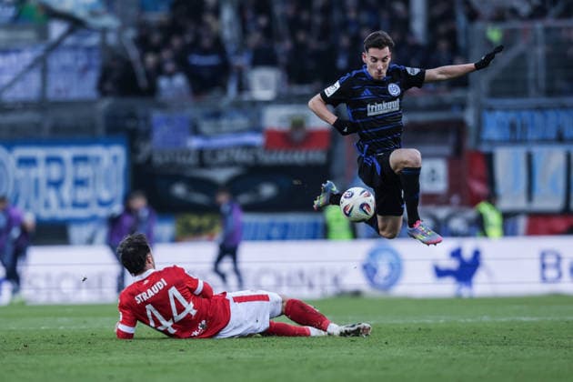 Fussball, 3.Liga Saison 2025 2026 17.Spieltag FC Energie Cottbus - MSV Duisburg 06.12.2025, LEAG Energie Stadion Simon Straudi (FC Energie Cottbus, 44) Conor Noß (MSV Duisburg,14) Cottbus LEAG Energie Stadion Brandenburg Deutschland