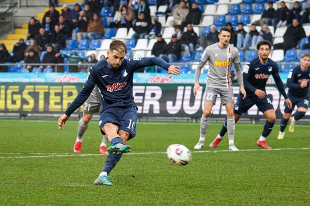 Deutschland: 3. Liga 2025 26, 17. Spieltag - TSG Hoffenheim II vs SSV Jahn Regensburg, Dietmar-Hopp-Stadion (Sinsheim): Tor von Luka¯ÄuriÄ‡ Luka¯Duric, (TSG¯1899¯Hoffenheim¯II, 10) zum 1:0 durch einen Elfmeter Sinsheim Dietmar-Hopp-Stadion Baden-Württemberg Deutschland Copyright: xBenedictxChristx