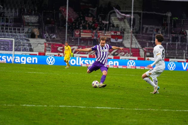Deutschland: Fussball 3. Bundesliga Saison 2025 26, 17. Spieltag - VfL Osnabrück vs SV Wehen Wiesbaden, 06.12.2025, Stadion Bremer Brücke, Osnabrück: Lars Kehl (VfL Osnabrück, 18) Copyright: xLeonxFrickx