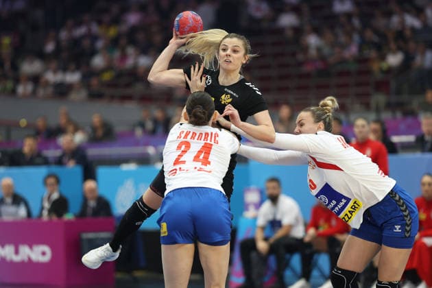 Montenegro - Serbien, IHF Handball-WM der Frauen Matea Pletikosic (Montenegro, 10) gegen Jovana Skrobic (Serbien, 24) und Andela Janjusevic (Serbien, 15). 3. Hauptrundenspiel der Handball-WM der Frauen zwischen Montenegro und Serbien am 6. Dezember 2025 in der Westfalenhalle in Dortmund., Dortmund Nordrhein-Westfalen Deutschland Westfalenhalle