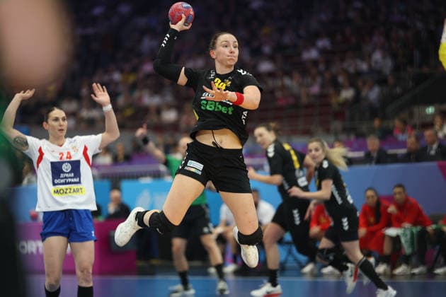 Montenegro - Serbien, IHF Handball-WM der Frauen Heber von Tatjana Brnovic (Montenegro, 34). 3. Hauptrundenspiel der Handball-WM der Frauen zwischen Montenegro und Serbien am 6. Dezember 2025 in der Westfalenhalle in Dortmund., Dortmund Nordrhein-Westfalen Deutschland Westfalenhalle