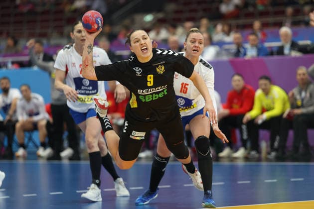 Montenegro - Serbien, IHF Handball-WM der Frauen Durdina Jaukovic (Montenegro, 9) vor Andela Janjusevic (Serbien, 15). 3. Hauptrundenspiel der Handball-WM der Frauen zwischen Montenegro und Serbien am 6. Dezember 2025 in der Westfalenhalle in Dortmund., Dortmund Nordrhein-Westfalen Deutschland Westfalenhalle