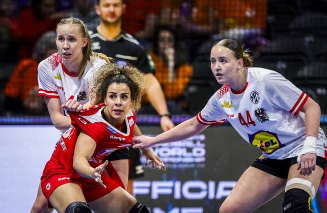 ROTTERDAM , 06-12-2025 , Rotterdam Ahoy , Womens World Championship, WM, Weltmeisterschaft Handball 2025 , match between Austria and Tunisia , picture shows Austria player Klara Schhlegel, Tunisia player Mouna Jlezi, Austria player Nora Leitner Austria - Tunisia (women)  x32374143x Copyright: