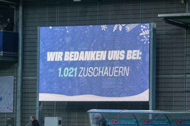 Fussball: 3. Liga, 17. Spieltag, TSG Hoffenheim II - Jahn Regensburg am 06.12.2025 in Sinsheim (Dietmar-Hopp-Stadion), Deutschland, Saison 2025 2026: DFB DFL REGULATIONS PROHIBIT ANY USE OF PHOTOGRAPHS as IMAGE SEQUENCES and or QUASI-VIDEO: Die offizielle Zuschauerzahl in Sinsheim. Sinsheim Dietmar-Hopp-Stadion Deutschland Copyright: xChristophxKinzingerx