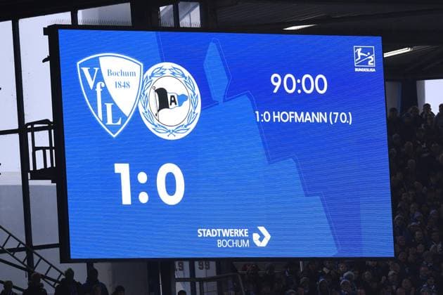 Fußball 2. Bundesliga 15. Spieltag VfL Bochum - DSC Arminia Bielefeld am 06.12.2025 im Vonovia Ruhrstadion in Bochum Die Anzeigetafel im Vonovia Ruhrstadion zeigt den Endstand an. Bochum 1:0 Bielefeld DFL regulations prohibit any use of photographs as image sequences and or quasi-video.