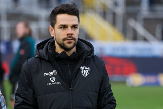 Victor Kleinhenz (1. FC Schweinfurt 05, Chef-Trainer) vor dem Spiel, GER, TSV 1860 Muenchen vs. 1. FC Schweinfurt 05, Fussball, 3. Liga, 17. Spieltag, Saison 2025 2026, 06.12.2025, DFL REGULATIONS PROHIBIT ANY USE OF PHOTOGRAPHS AS IMAGE SEQUENCES, GER, TSV 1860 Muenchen vs. 1. FC Schweinfurt 05, Fussball, 3. Liga, 17. Spieltag, Saison 2025 2026, 06.12.2025 Muenchen Copyright: xEibner-Pressefoto JennixMaulx EP_JML