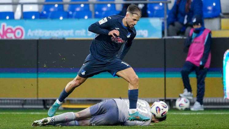 v.li.: Luka Djuric (Duric, TSG II, 10), Sebastian Stolze (Regensburg, 22), Zweikampf, Spielszene, Duell, duel, tackle, tackling, Dynamik, Action, Aktion, 06.12.2025, Sinsheim (Deutschland), Fussball, 3. Liga, TSG 1899 Hoffenheim II - SSV Jahn Regensburg, DFB DFL REGULATIONS PROHIBIT ANY USE OF PHOTOGRAPHS AS IMAGE SEQUENCES AND OR QUASI-VIDEO.
