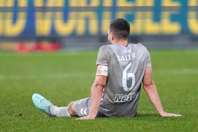 Benedikt Saller (Regensburg, 6), Spieler vom SSV Jahn Regensburg, enttäuscht über die Niederlage, Enttäuschung nach dem Schlusspfiff, Highlight, Verlierer, verloren, Frustration, disappointed, pessimistisch, 06.12.2025, Sinsheim (Deutschland), Fussball, 3. Liga, TSG 1899 Hoffenheim II - SSV Jahn Regensburg, DFB DFL REGULATIONS PROHIBIT ANY USE OF PHOTOGRAPHS AS IMAGE SEQUENCES AND OR QUASI-VIDEO.