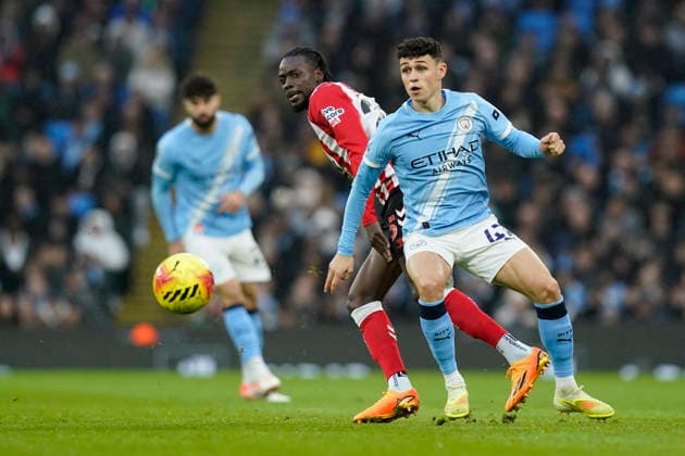 Manchester, England, 6th December 2025. Bertrand Traore of Sunderland and Phil Foden of Manchester City challenge for the ball during the Manchester City vs Sunderland Premier League match at the Etihad Stadium, Manchester. Picture credit should read: Andrew Yates Sportimage EDITORIAL USE ONLY. No use with unauthorised audio, video, data, fixture lists, club league logos or live services. Online in-match use limited to 120 images, no video emulation. No use in betting, games or single club league player publications. SPI_013_AY_Man_City_Sunderland SPI-4351-0013