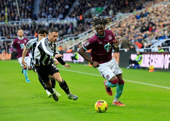 Newcastle United v Burnley Premier League Fabian Schär of Newcastle United (left) defends against Lesley Ugochukwu of Burnley during the Premier League match at St. James s Park, Newcastle 06 12 2025 UK Newspapers OUT Copyright: xFredxPalmerx FIL-22605-0049