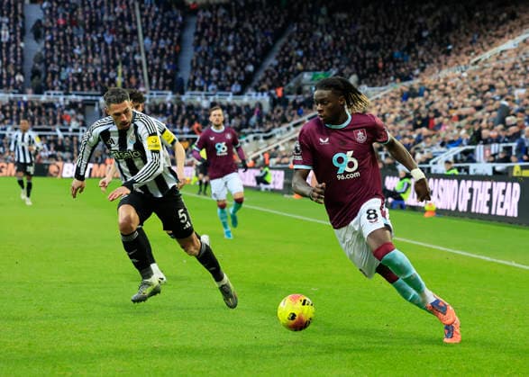 Newcastle United v Burnley Premier League Fabian Schär of Newcastle United (left) defends against Lesley Ugochukwu of Burnley during the Premier League match at St. James s Park, Newcastle 06 12 2025 UK Newspapers OUT Copyright: xFredxPalmerx FIL-22605-0051