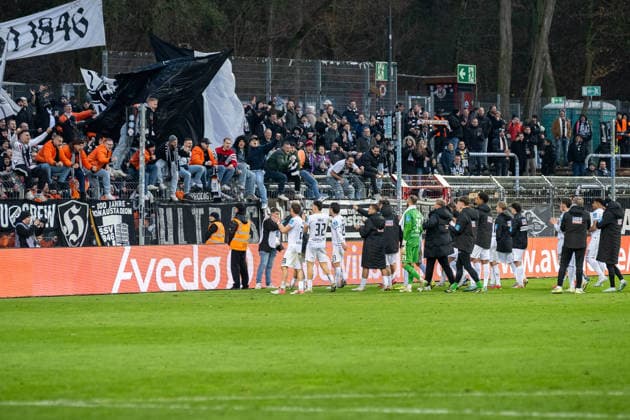 06.12.25, Fussball: 3. Liga, Saison 2025 2026, 17. Spieltag, Viktoria Koeln - SSV Ulm 1846 im Sportpark Hoehenberg. Die Ulmer Mannschaft feiert den 1:0 Auswaertssieg mit ihren Fans. Wichtiger Hinweis: Gemaess den Vorgaben der DFL Deutsche Fussball Liga bzw. des DFB Deutscher Fussball-Bund ist es untersagt, in dem Stadion und oder vom Spiel angefertigte Fotoaufnahmen in Form von Sequenzbildern und oder videoaehnlichen Fotostrecken zu verwerten bzw. verwerten zu lassen. Foto: Kirchner-Media Thomas Haesler Copyright: xKirchner-Media ThomasxHaeslerx