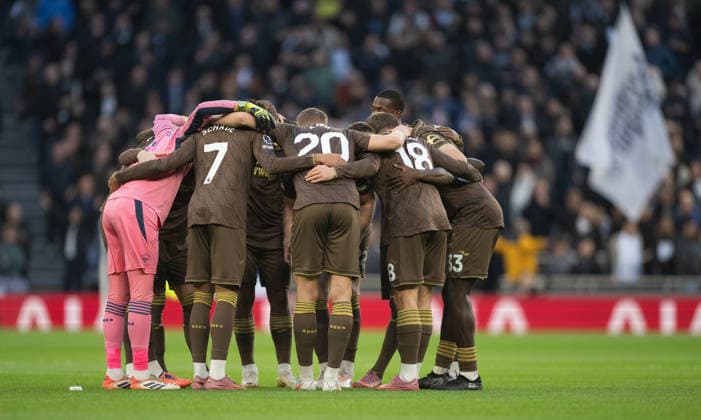 Tottenham Hotspur v Brentford Premier League Brentford huddle before the Premier League match at Tottenham Hotspur Stadium, London 06 12 2025 UK Newspapers OUT Copyright: xGraemexWilcocksonx FIL-22607-0034