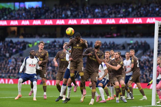 Spurs vs Brentford, Premier League Brentford defend a Spurs corner during the Spurs vs Brentford, Premier League match at the Tottenham Hotspur Stadium London. London Tottenham Hotspur Stadium UK Copyright: xMartinxDaltonx Spurs_vs_Brentford_061225_MD_002