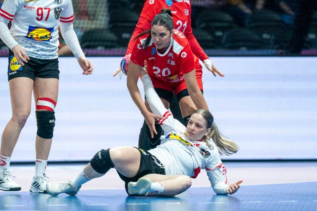 2025-12-06 Austria vs Tunisia ROTTERDAM, NETHERLANDS - DECEMBER 6: Mariem Rezgui of Tunisia en Viktoria Marksteiner of Austria during the IHF Worldchampionship 2025 match for women, between Austria and Tunisia at Ahoy on December 6, 2025 in Rotterdam, Netherlands. Rotterdam Ahoy Netherlands Content not available for redistribution in The Netherlands directly or indirectly through any third parties. Copyright: xHenkxSeppenx