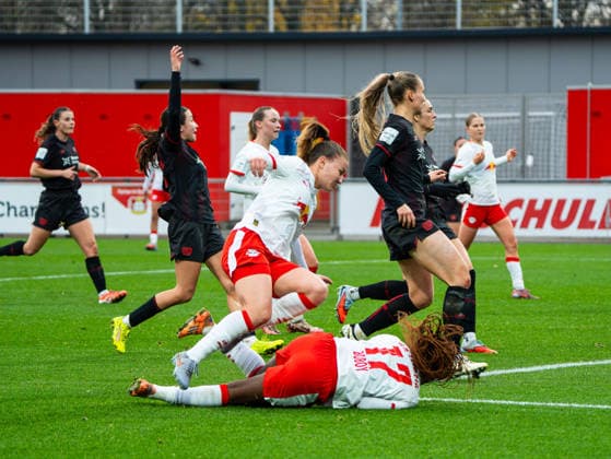 Delice Boboy (RB Leipzig Frauen, 17) liegt im Strafraum am Boden Bayer 04 Leverkusen vs. RB Leipzig, Fußball, Frauen 1. Bundesliga, Google Pixel Frauen Bundesliga, 12. Spieltag, Saison 2025 2026, 06.12.2025 DFB REGULATIONS PROHIBIT ANY USE OF PHOTOGRAPHS AS IMAGE SEQUENCES AND OR QUASI-VIDEO, Bayer 04 Leverkusen vs. RB Leipzig, Fußball, Frauen Bundesliga, Google Pixel Frauen Bundesliga, 12. Spieltag, Saison 2025 2026, 06.12.2025 Leverkusen Copyright: xEibner-Pressefoto DamianxKruczynx EP_DKI
