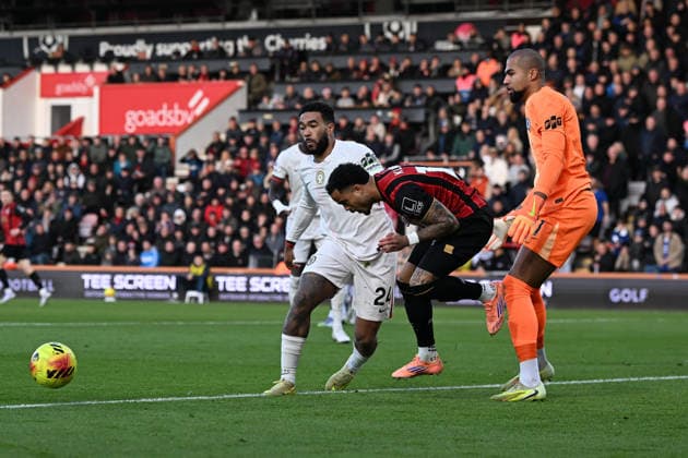 Bournemouth v Chelsea Premier League 06 12 2025. Justin Kluivert (19) of AFC Bournemouth goes down in the penalty area after being challenged by Reece James (24) of Chelsea during the Premier League match between Bournemouth and Chelsea at the Vitality Stadium, Bournemouth, England on 6 December 2025. Bournemouth Vitality Stadium Dorset England Editorial use only DataCo restrictions apply See www.football-dataco.com , Copyright: xGrahamxHuntx PSI-23351-0025