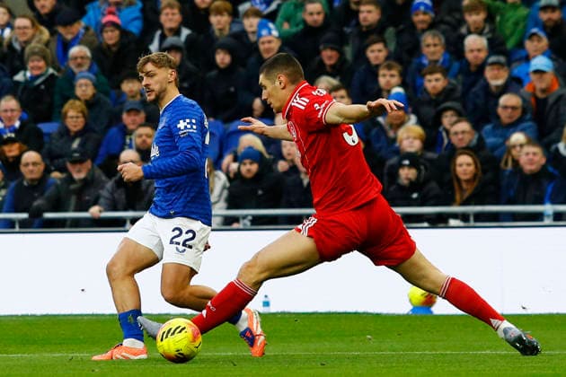 Everton v Nottingham Forest, Liverpool, UK - 6 December 2025 Kiernan Dewsbury-Hall of Everton feels pressure from Nikola Milenkovic of Nottingham Forest during the English Premier League Match between Everton and Nottingham Forest at Hill Dickinson Stadium on 6 December 2025 in Liverpool, England (Photo by Steve Taylor PPAUK) Bramley-Moore Dock Hill Dickinson Stadium Liverpool England Copyright: xStevexTaylor PPAUKx PPA-234424