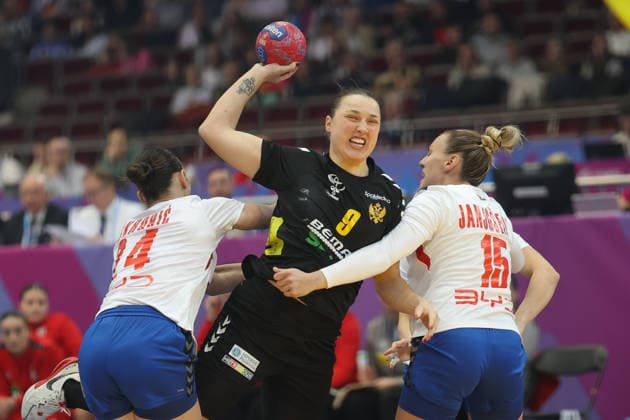 Montenegro - Serbien, IHF Handball-WM der Frauen Jovana Skrobic (Serbien, 24) und Andela Janjusevic (Serbien, 15) verteidigen gegen Durdina Jaukovic (Montenegro, 9). 3. Hauptrundenspiel der Handball-WM der Frauen zwischen Montenegro und Serbien am 6. Dezember 2025 in der Westfalenhalle in Dortmund., Dortmund Nordrhein-Westfalen Deutschland Westfalenhalle