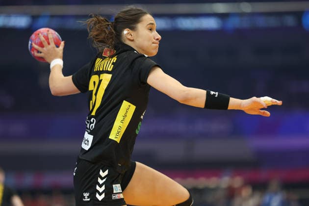 Montenegro - Serbien, IHF Handball-WM der Frauen Nina Bulatovic (Montenegro, 37). 3. Hauptrundenspiel der Handball-WM der Frauen zwischen Montenegro und Serbien am 6. Dezember 2025 in der Westfalenhalle in Dortmund., Dortmund Nordrhein-Westfalen Deutschland Westfalenhalle