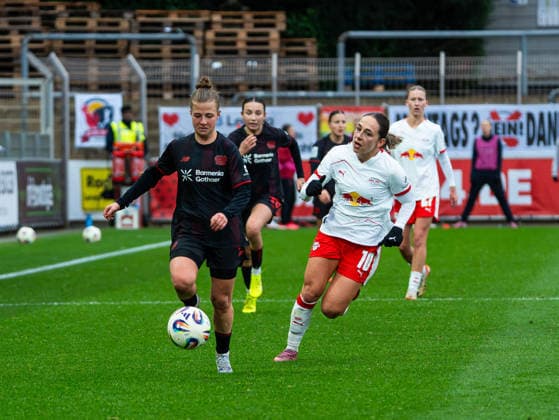Kristin Koegel (Bayer 04 Leverkusen, 11) im Zweikampf gegen Gina Chmielinski (RB Leipzig Frauen, 10) Bayer 04 Leverkusen vs. RB Leipzig, Fußball, Frauen 1. Bundesliga, Google Pixel Frauen Bundesliga, 12. Spieltag, Saison 2025 2026, 06.12.2025 DFB REGULATIONS PROHIBIT ANY USE OF PHOTOGRAPHS AS IMAGE SEQUENCES AND OR QUASI-VIDEO, Bayer 04 Leverkusen vs. RB Leipzig, Fußball, Frauen Bundesliga, Google Pixel Frauen Bundesliga, 12. Spieltag, Saison 2025 2026, 06.12.2025 Leverkusen Copyright: xEibner-Pressefoto DamianxKruczynx EP_DKI