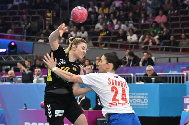 GER, Dortmund, 27th Wommen s World Championship, WM, Weltmeisterschaft 2025, Hauptrunde Main Round, Gruppe Group II, 3. Runde Round: Montenegro (MNE) vs. Serbien Serbia (SRB) 06.12.2025, Westfalenhalle, Dortmund, GER, Dortmund, 27th Wommen s World Championship 2025, Hauptrunde Main Round, Gruppe Group II, 3. Runde Round: Montenegro (MNE) vs. Serbien Serbia (SRB), im Bild: Matea PLETIKOSIÄÜ (MNE 10), im Zweikampf gegen Jovana Skrobić (SRB 24),