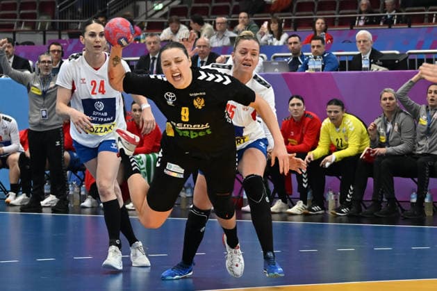 GER, Dortmund, 27th Wommen s World Championship, WM, Weltmeisterschaft 2025, Hauptrunde Main Round, Gruppe Group II, 3. Runde Round: Montenegro (MNE) vs. Serbien Serbia (SRB) 06.12.2025, Westfalenhalle, Dortmund, GER, Dortmund, 27th Wommen s World Championship 2025, Hauptrunde Main Round, Gruppe Group II, 3. Runde Round: Montenegro (MNE) vs. Serbien Serbia (SRB), im Bild: Durdina JAUKOVIÄÜ (MNE 9), im Zweikampf gegen AnÄ‘ela JanjuÅ¡ević (SRB 15), Jovana Skrobić (SRB 24),