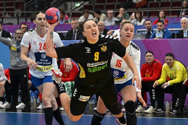 GER, Dortmund, 27th Wommen s World Championship, WM, Weltmeisterschaft 2025, Hauptrunde Main Round, Gruppe Group II, 3. Runde Round: Montenegro (MNE) vs. Serbien Serbia (SRB) 06.12.2025, Westfalenhalle, Dortmund, GER, Dortmund, 27th Wommen s World Championship 2025, Hauptrunde Main Round, Gruppe Group II, 3. Runde Round: Montenegro (MNE) vs. Serbien Serbia (SRB), im Bild: Durdina JAUKOVIÄÜ (MNE 9), im Zweikampf gegen AnÄ‘ela JanjuÅ¡ević (SRB 15), Jovana Skrobić (SRB 24),