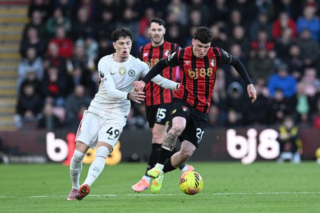 Bournemouth v Chelsea Premier League 06 12 2025. Alex Jimenez (20) of AFC Bournemouth on the attack battles for possession with Alejandro Garnacho (49) of Chelseaduring the Premier League match between Bournemouth and Chelsea at the Vitality Stadium, Bournemouth, England on 6 December 2025. Bournemouth Vitality Stadium Dorset England Editorial use only DataCo restrictions apply See www.football-dataco.com , Copyright: xGrahamxHuntx PSI-23351-0030