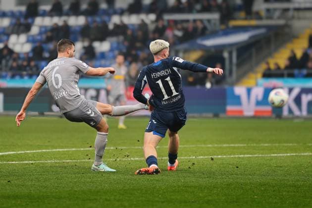 v.li. Benedikt Saller (SSV Jahn Regensburg 6), Paul Hennrich (TSG Hoffenheim II, 11) GER, TSG 1899 Hoffenheim II gegen SSV Jahn Regensburg, Fussball, 3.Liga, 17.Spieltag, Spielzeit 2025 2026, 06.12.2025 (DFL DFB REGULATIONS PROHIBIT ANY USE OF PHOTOGRAPHS as IMAGE SEQUENCES and or QUASI-VIDEO). GER,TSG 1899 Hoffenheim II gegen SSV Jahn Regensburg, Fussball, 3.Liga, 17.Spieltag, Spielzeit 2025 2026, 06.12.2025 Hoffenheim Copyright: xEibner-Pressefoto JoergxHirschx EP_JHH