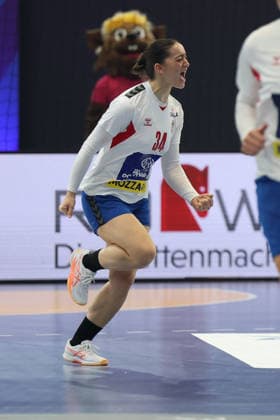 GER, Dortmund, 27th Wommen s World Championship, WM, Weltmeisterschaft 2025, Hauptrunde Main Round, Gruppe Group II, 3. Runde Round: Montenegro (MNE) vs. Serbien Serbia (SRB) 06.12.2025, Westfalenhalle, Dortmund, GER, Dortmund, 27th Wommen s World Championship 2025, Hauptrunde Main Round, Gruppe Group II, 3. Runde Round: Montenegro (MNE) vs. Serbien Serbia (SRB), im Bild: Torjubel Jubel Jubellauf, Dunja Radević (SRB 34),