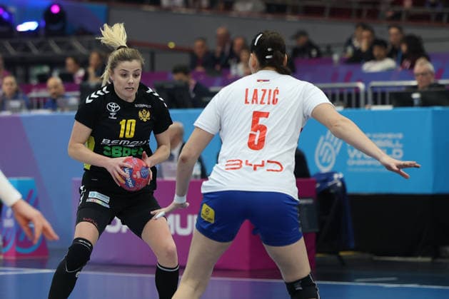 GER, Dortmund, 27th Wommen s World Championship, WM, Weltmeisterschaft 2025, Hauptrunde Main Round, Gruppe Group II, 3. Runde Round: Montenegro (MNE) vs. Serbien Serbia (SRB) 06.12.2025, Westfalenhalle, Dortmund, GER, Dortmund, 27th Wommen s World Championship 2025, Hauptrunde Main Round, Gruppe Group II, 3. Runde Round: Montenegro (MNE) vs. Serbien Serbia (SRB), im Bild: Matea PLETIKOSIÄÜ (MNE 10), im Zweikampf gegen Emilija Lazić (SRB 5),